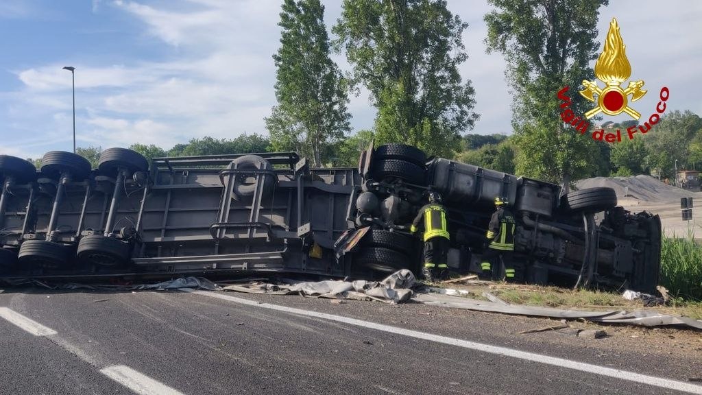 Camion fuori controllo sulla A14: sfonda il guardrail e finisce nella scarpata, grave il camionista