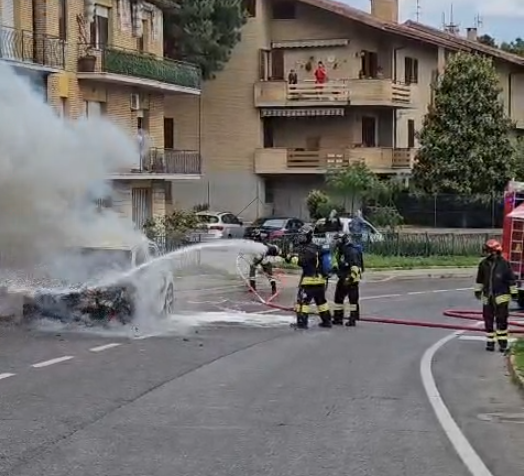 Auto in fiamme in via Nazario Sauro, paura per un conducente: Peugeot distrutta dal rogo
