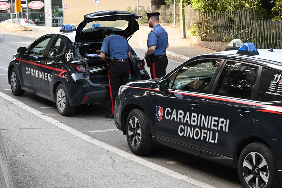 Macerata – maxi controllo al terminal bus dei Carabinieri con le unità cinofile