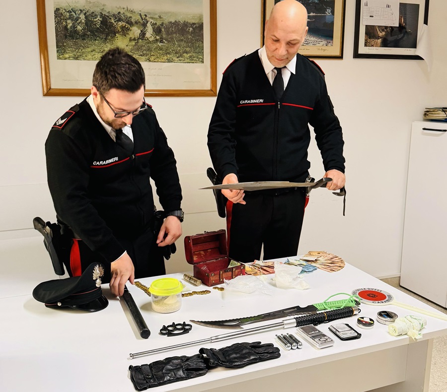 Porto Recanati. Sequestrati 140 grammi di cocaina e armi da taglio, un arresto.