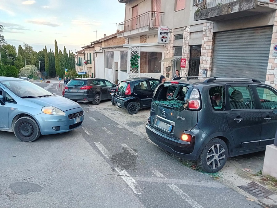 Recanati, scontro tra auto e moto in viale Dalmazia: coinvolti tre mezzi, nessun ferito