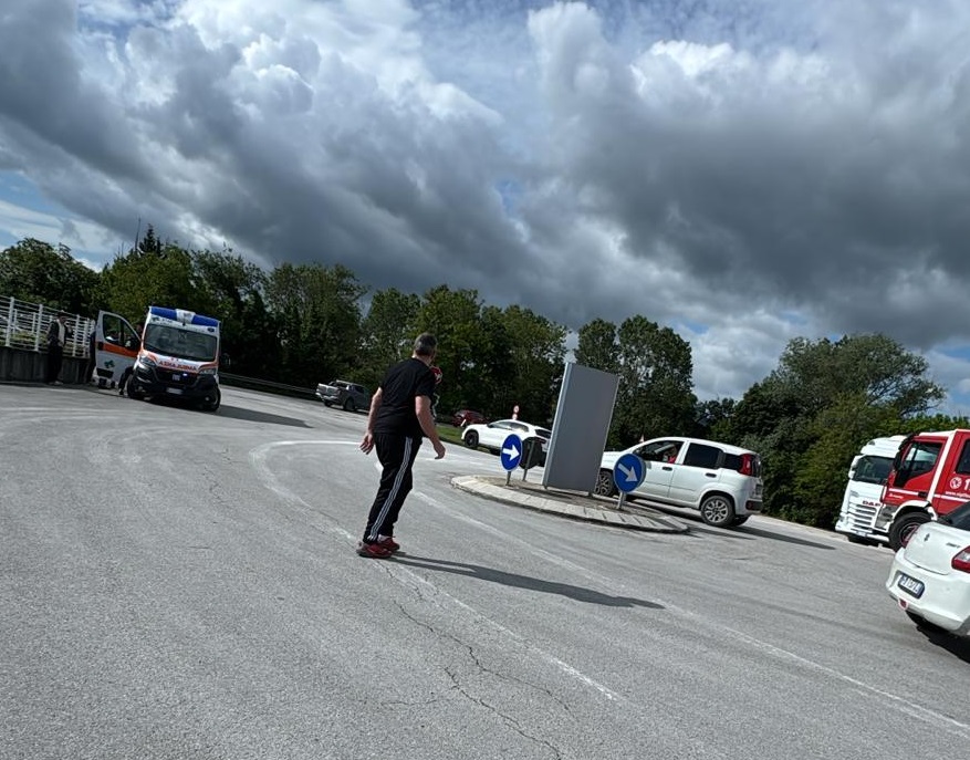 Tamponamento alla rotatoria di Fontenoce: ferito lievemente il conducente di una Renault Captur
