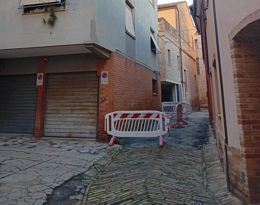 Recanati, via Moroncini chiusa al traffico: strada transennata dopo la caduta di calcinacci