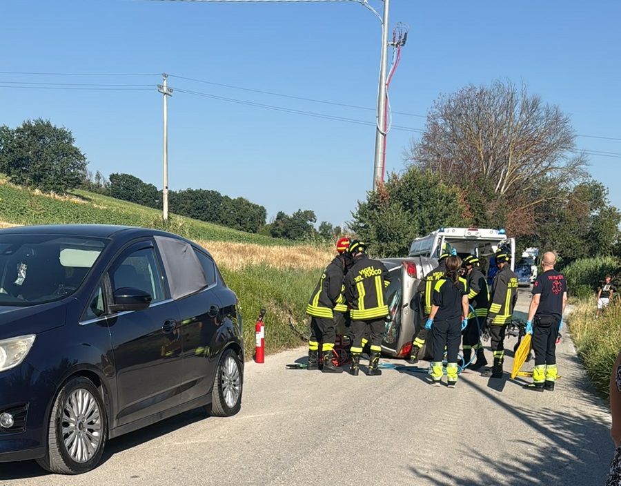 Scontro tra due auto in contrada Acquara, due i feriti