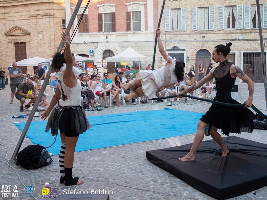 MONTEFANO SI RIEMPIE DI ARTE, MUSICA E MAGIA PER LA PRIMA TAPPA DEL FESTIVAL INTERNAZIONALE DI ARTI PERFORMATIVE