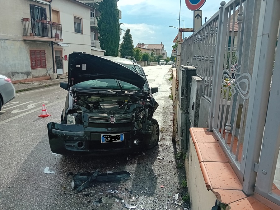 Recanati. Perde il controllo della Panda e finisce contro un muretto: donna estratta dai soccorsi e trasferita in ospedale