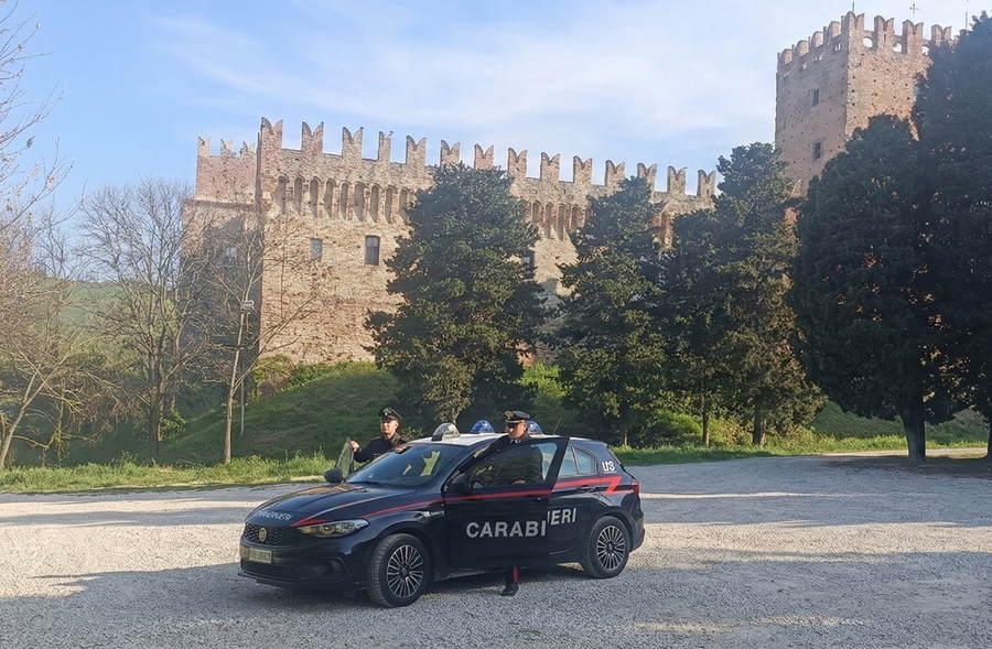 Tolentino, rubano capi di abbigliamento in un supermercato: due denunciati dai Carabinieri
