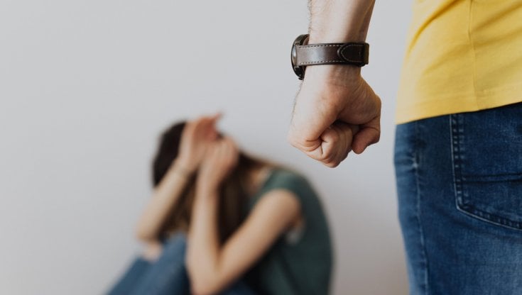 Recanati. Punta un coltello alla compagna durante una lite: 35enne rinviato a giudizio per maltrattamenti