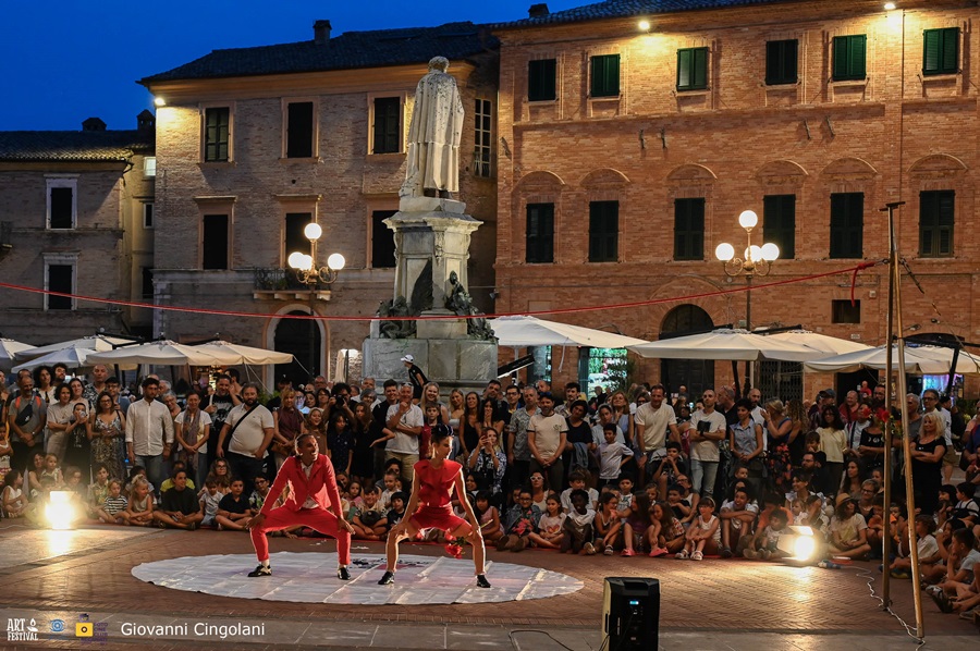 Art Festival Recanati: grande successo per la serata inaugurale. Oggi nuova notte di spettacoli tra arte, musica e meraviglia