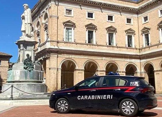 Recanati. Servizio antidroga dei Carabinieri, arrestate due persone in via Aldo Moro, per spaccio di sostanze stupefacenti.