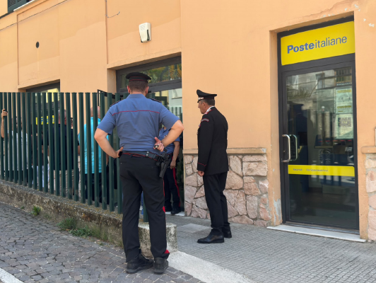 Rapina all’ufficio postale di Castelnuovo: due malviventi fuggono a piedi con 110 mila euro