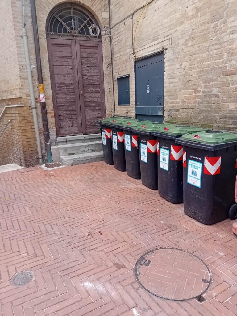 Cassonetti spostati in via Battisti: stop ai rifiuti abbandonati sulla scalinata