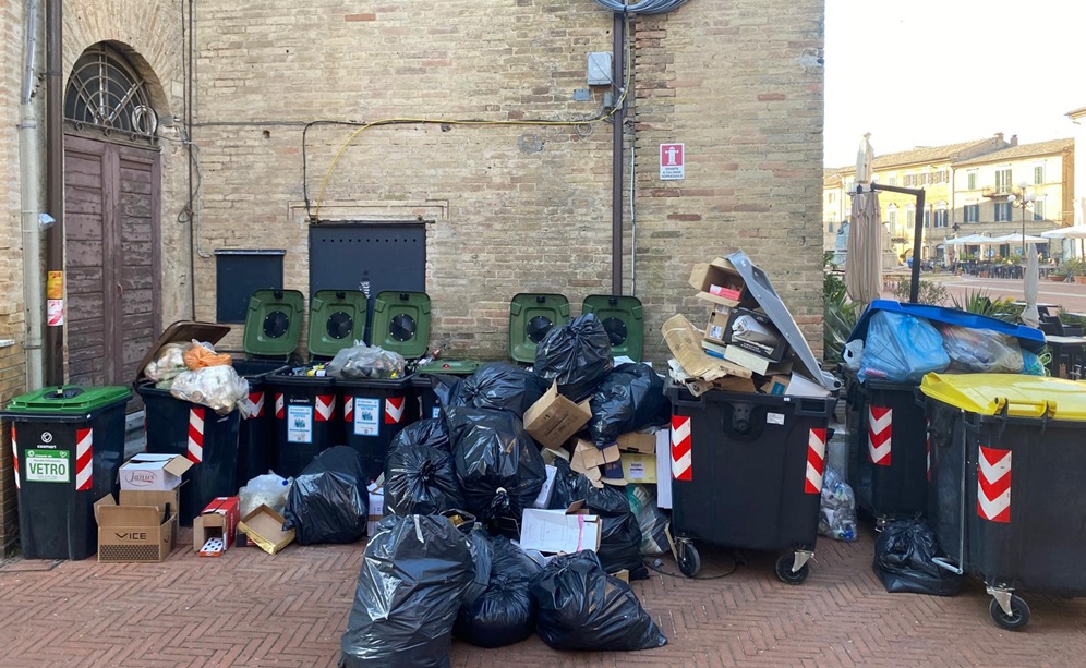 Cassonetti, rifiuti e rumori nel centro storico di Recanati: la protesta di una residente