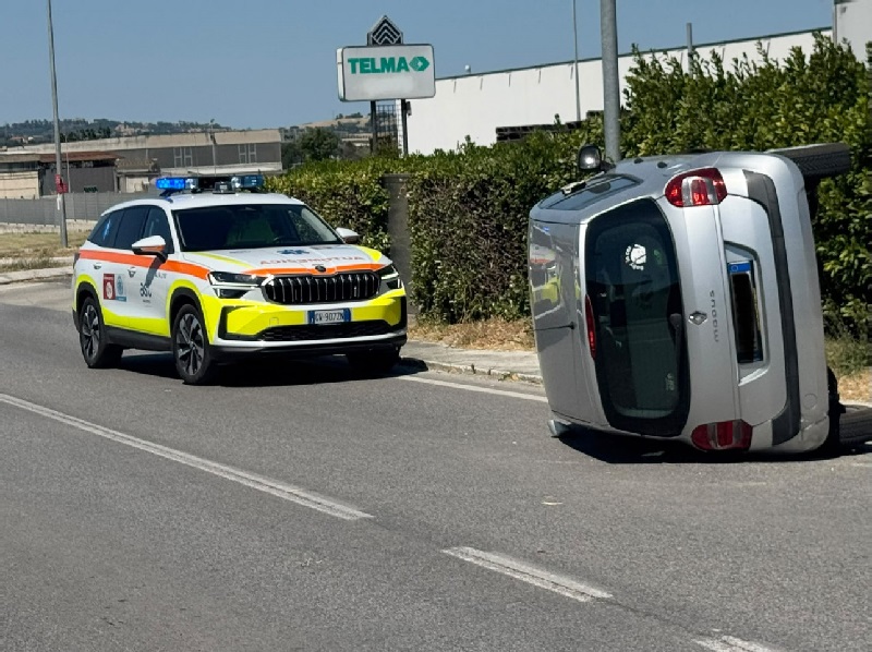 Perde il controllo dell’auto dopo un malore: vettura si ribalta lungo la Regina