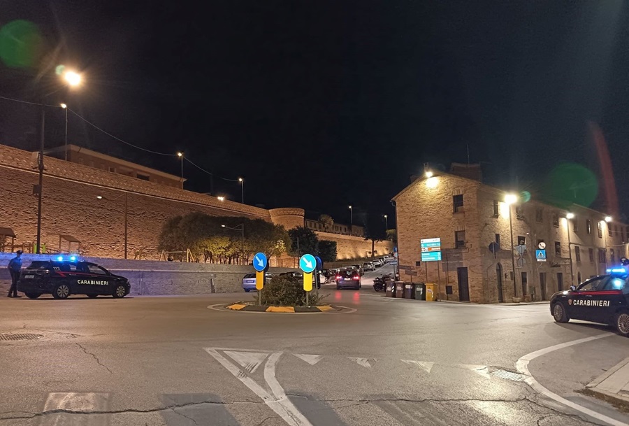 Recanati, aggredisce compaesano con coltello e petardi: denunciato 19enne dai Carabinieri