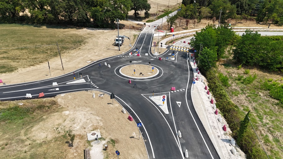 Sicurezza stradale, pronta la nuova rotatoria a Montecassiano: l’intervento della Provincia all’incrocio tra la SP 77 bis e Villa Mattei