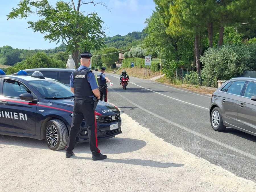 Notte di follia a Numana: giovane senza patente bloccato e denunciato