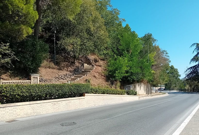 Esibizionista lungo via Nazario Sauro: donna sorpresa mentre passeggia sotto il Colle dell’Infinito