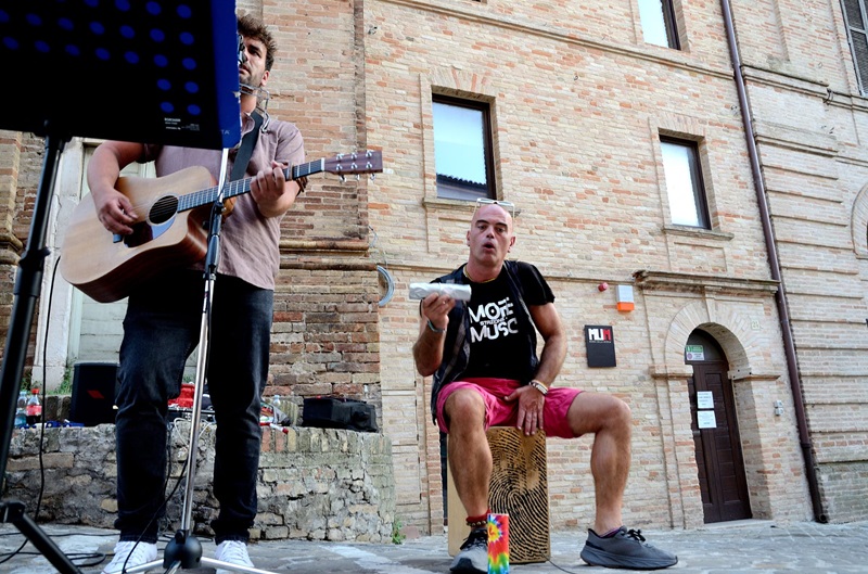 Oggi lungo le vie e piazzole del centro storico, “Recanati in musica”.
