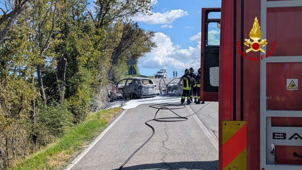 Scontro frontale sulla Montefanese a Recanati: due auto prendono fuoco. Uno dei conducenti al pronto soccorso di Civitanova