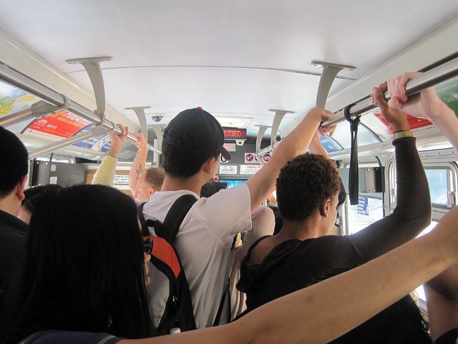 Recanati-Montelupone, bus stracolmi e studenti lasciati a terra: i genitori inviano un reclamo a Contram Autobus affollato di studenti