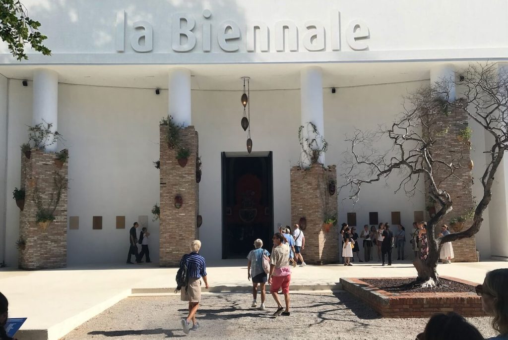 Oltre il rumore: La Biennale in Chiave Minore