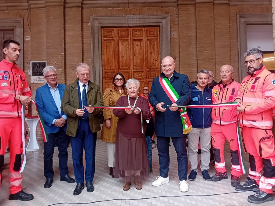 Recanati, la Croce Gialla inaugura due nuove ambulanze e un pulmino: “Acquistati con le nostre risorse”