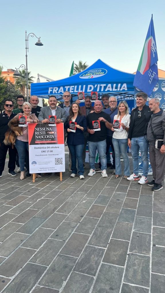 Porto Recanati, firme al gazebo di Fratelli d’Italia per la campagna “Nessuna Resti Nascosta”. Leonardi: “Libertà e dignità delle donne non sono negoziabili” Il gazebo di Fratelli d’Italia in piazza Brancondi a Porto Recanati