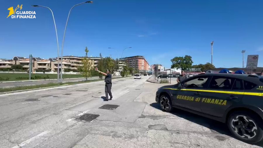 Controlli estivi della Guardia di Finanza sulla costa: 13 lavoratori irregolari e oltre 2,2 chili di droga sequestrati Controlli della Guardia di Finanza di Civitanova Marche