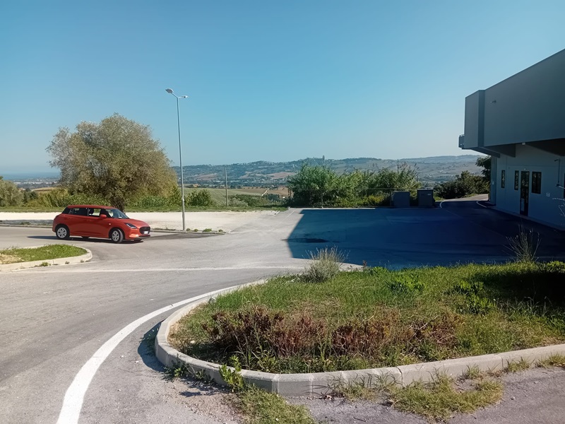 Recanati, colpi di scacciacani davanti al palazzetto dello sport. Il gruppo si dilegua prima dell’arrivo dei carabinieri
