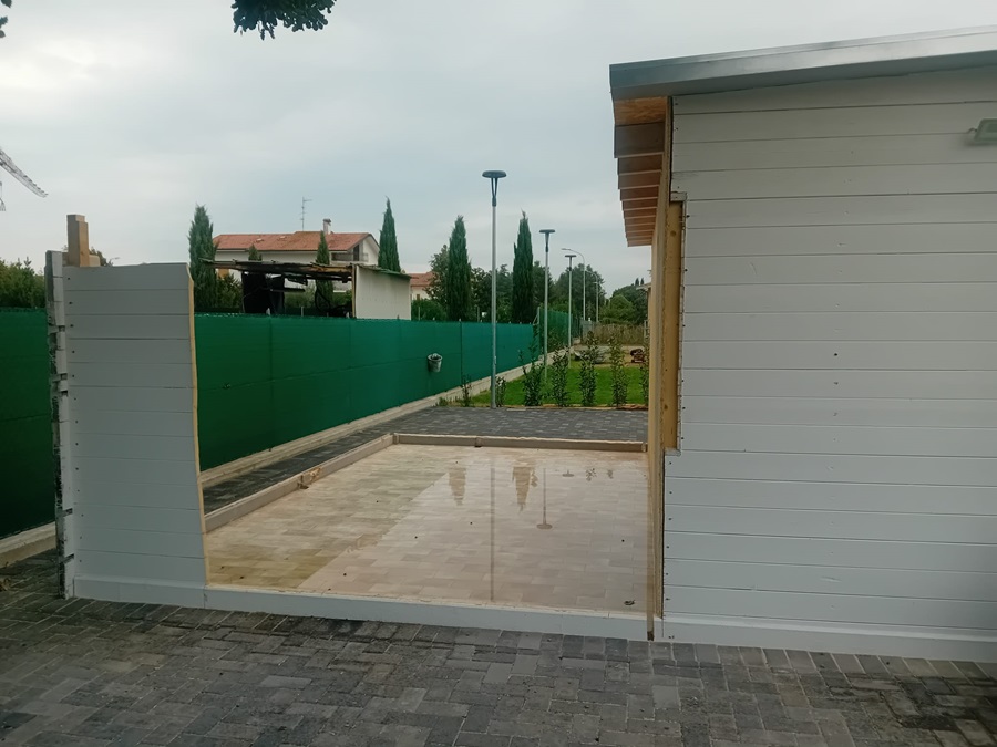 Recanati – Fontenoce, la casetta dei giochi è stata parzialmente demolita