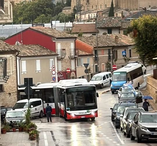 Sosta selvaggia, autobus bloccato e Rione Mercato in tilt: “Controlli in via Castelfidardo” Autobus bloccato tra le auto in sosta alla rotatoria del Rione Mercato a Recanati